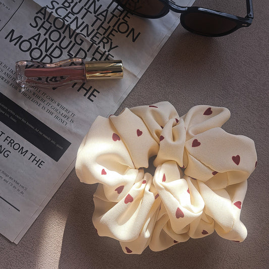 Scrunchie "Sweetheart" – Haargummi mit Herzmuster in zartem Creme