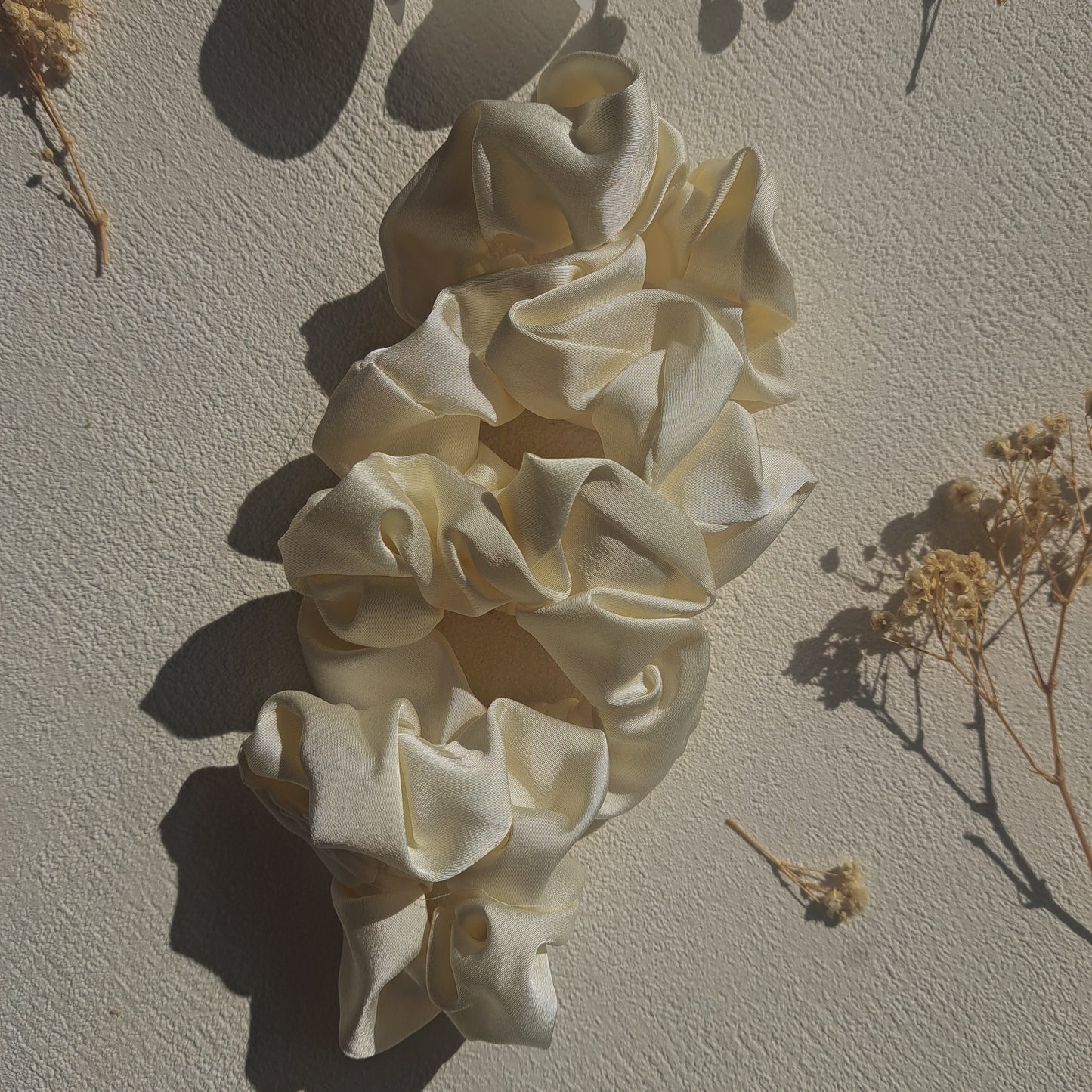 Scrunchie Ivory Dream – Elegante Satin-Haargummis in Cremeweiß