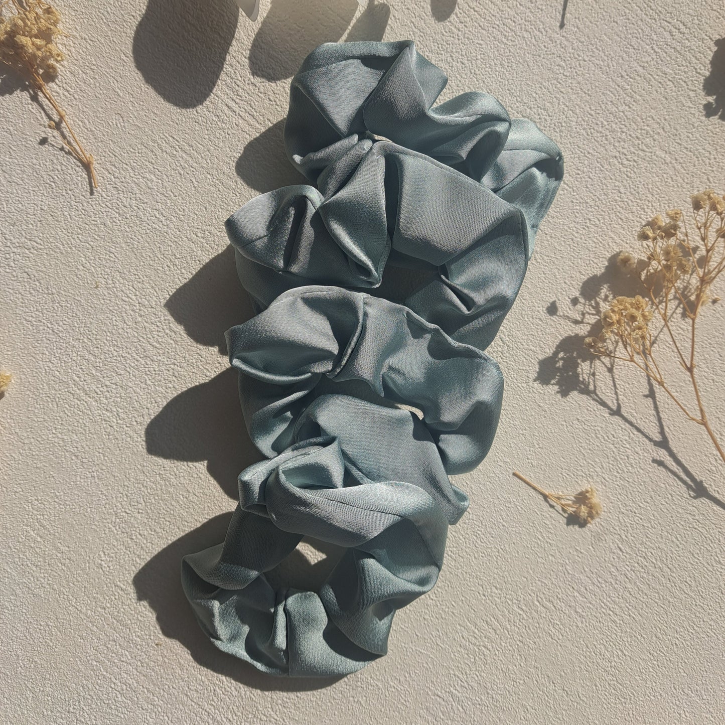 Satin Scrunchie in Salbeigrün – Eleganter Haargummi aus Seidenoptik
