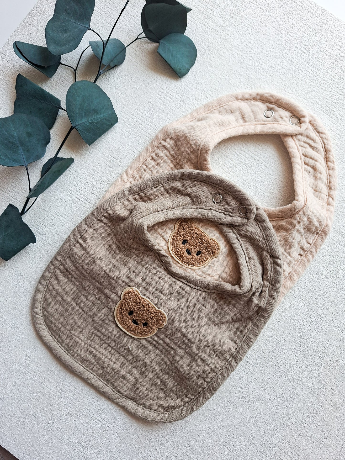 Baby Lätzchen aus Musselin – Weich & Saugfähig mit Teddy Motiv – Beige & Taupe