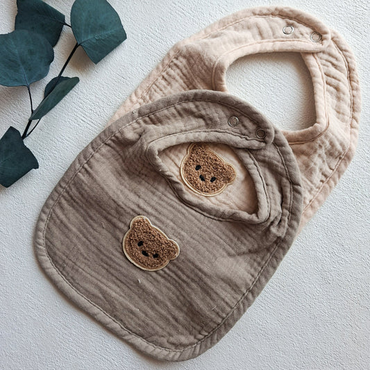 Baby Lätzchen aus Musselin in Beige und Taupe mit niedlichem Teddy Motiv, weich und saugfähig