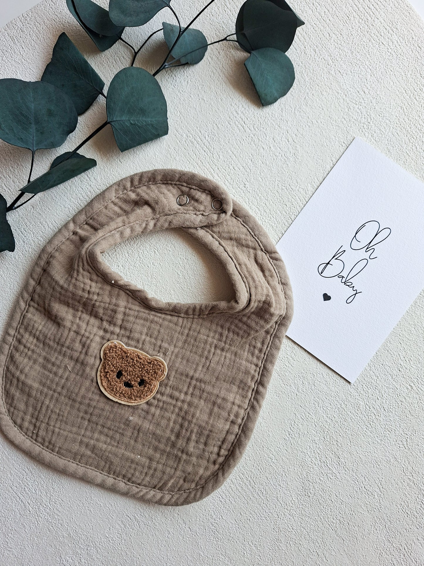 Baby Lätzchen aus Musselin – Weich & Saugfähig mit Teddy Motiv – Beige & Taupe