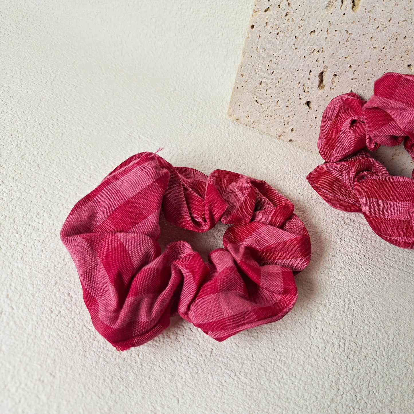 Scrunchie aus Stoff – kariert in Pink & Rosa
