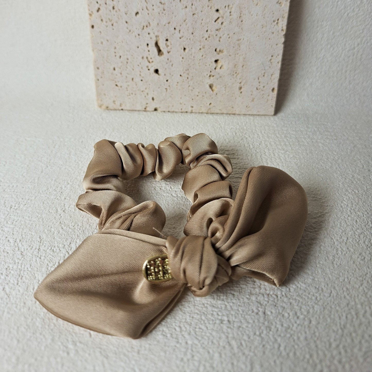 Scrunchie mit Schleife – Satin Haargummi in Beige