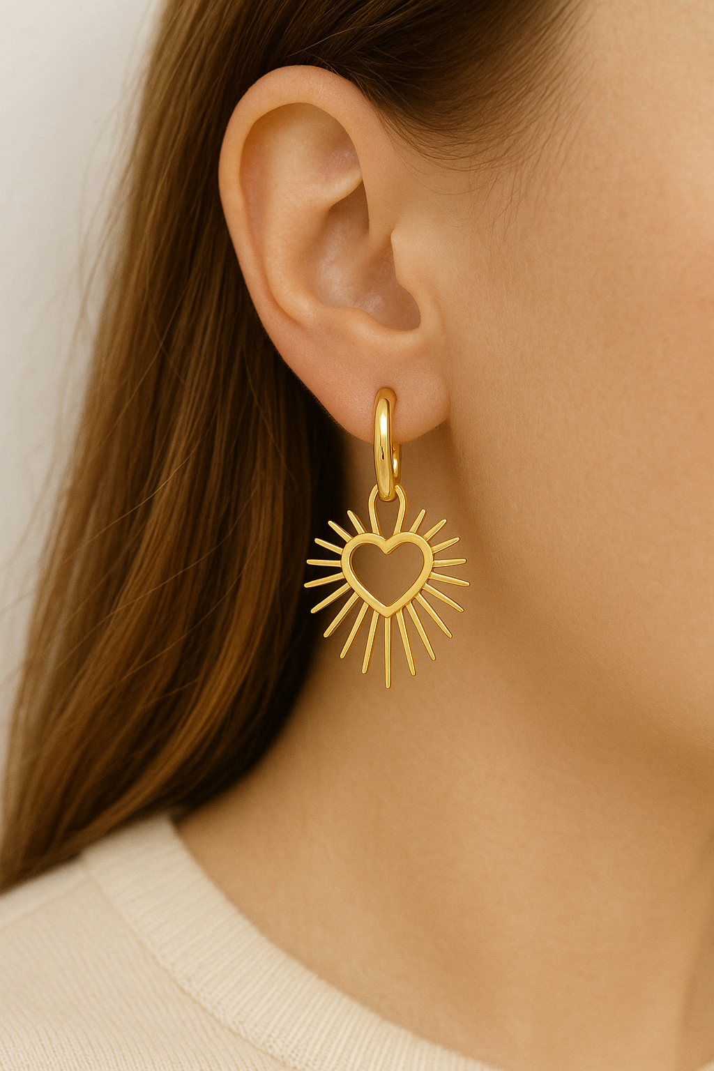 Goldene Damen Ohrringe mit Herz & Sonnenstrahlen aus Edelstahl