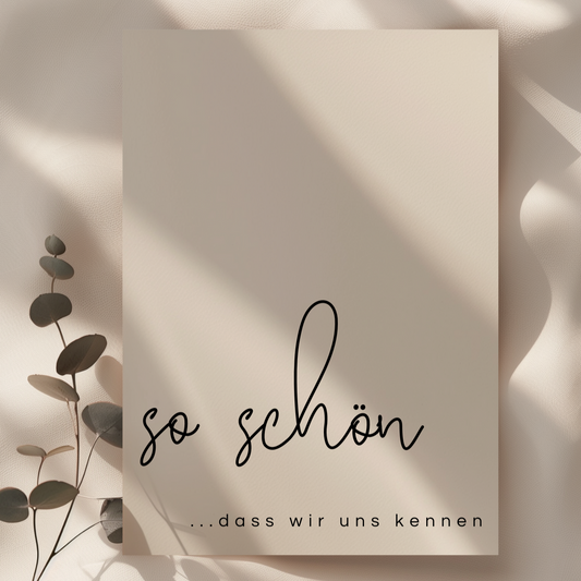 Minimalistische Dankeskarte in Beige mit dem Text „so schön …dass wir uns kennen“, flachliegend auf hellem Stoff mit Eukalyptuszweig, natürliches Licht und weicher Schatten