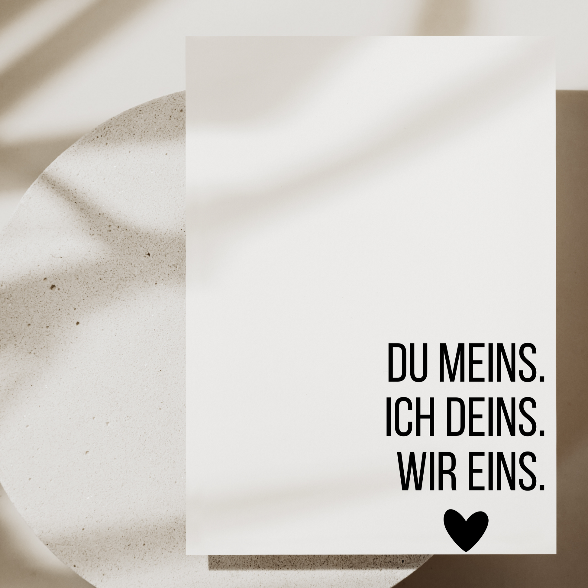 Minimalistische Postkarte mit ‚Love‘-Schriftzug in elegantem Design – perfekte Grußkarte für besondere Momente.