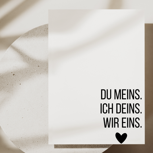 Minimalistische Postkarte mit ‚Love‘-Schriftzug in elegantem Design – perfekte Grußkarte für besondere Momente.