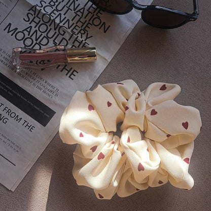 Scrunchie "Sweetheart" – Haargummi mit Herzmuster in zartem Creme
