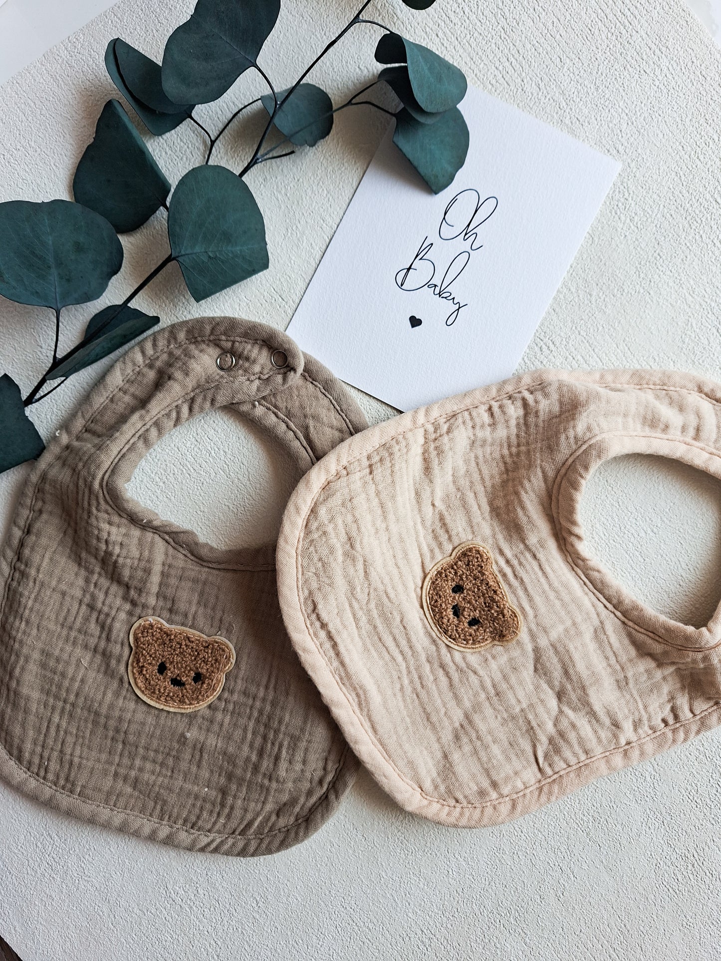 Baby Lätzchen aus Musselin – Weich & Saugfähig mit Teddy Motiv – Beige & Taupe