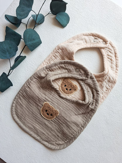 Baby Lätzchen aus Musselin – Weich & Saugfähig mit Teddy Motiv – Beige & Taupe