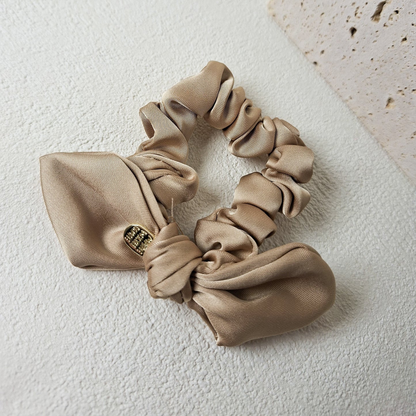 Scrunchie mit Schleife – Satin Haargummi in Beige