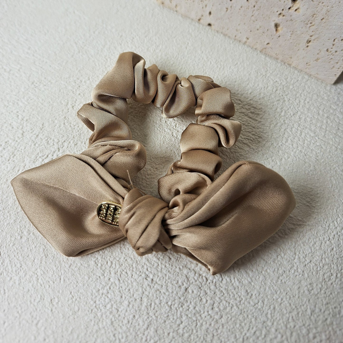 Scrunchie mit Schleife – Satin Haargummi in Beige