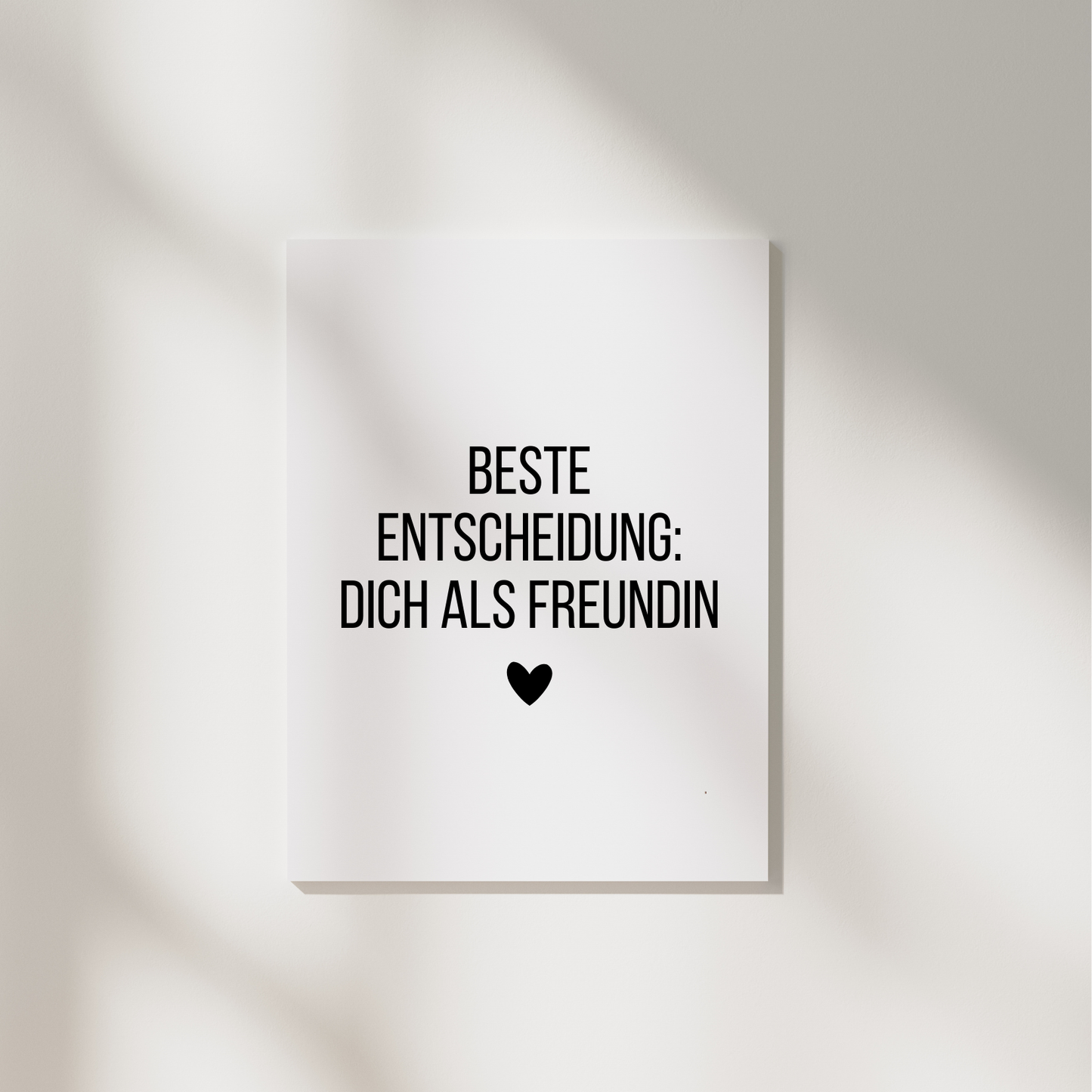 Minimalistische A6 Postkarte mit Spruch „Beste Entscheidung: Dich als Freundin“ in schwarzer Typografie auf weißem Hintergrund mit kleinem Herz, modernes Schwarz-Weiß-Design für die beste Freundin.