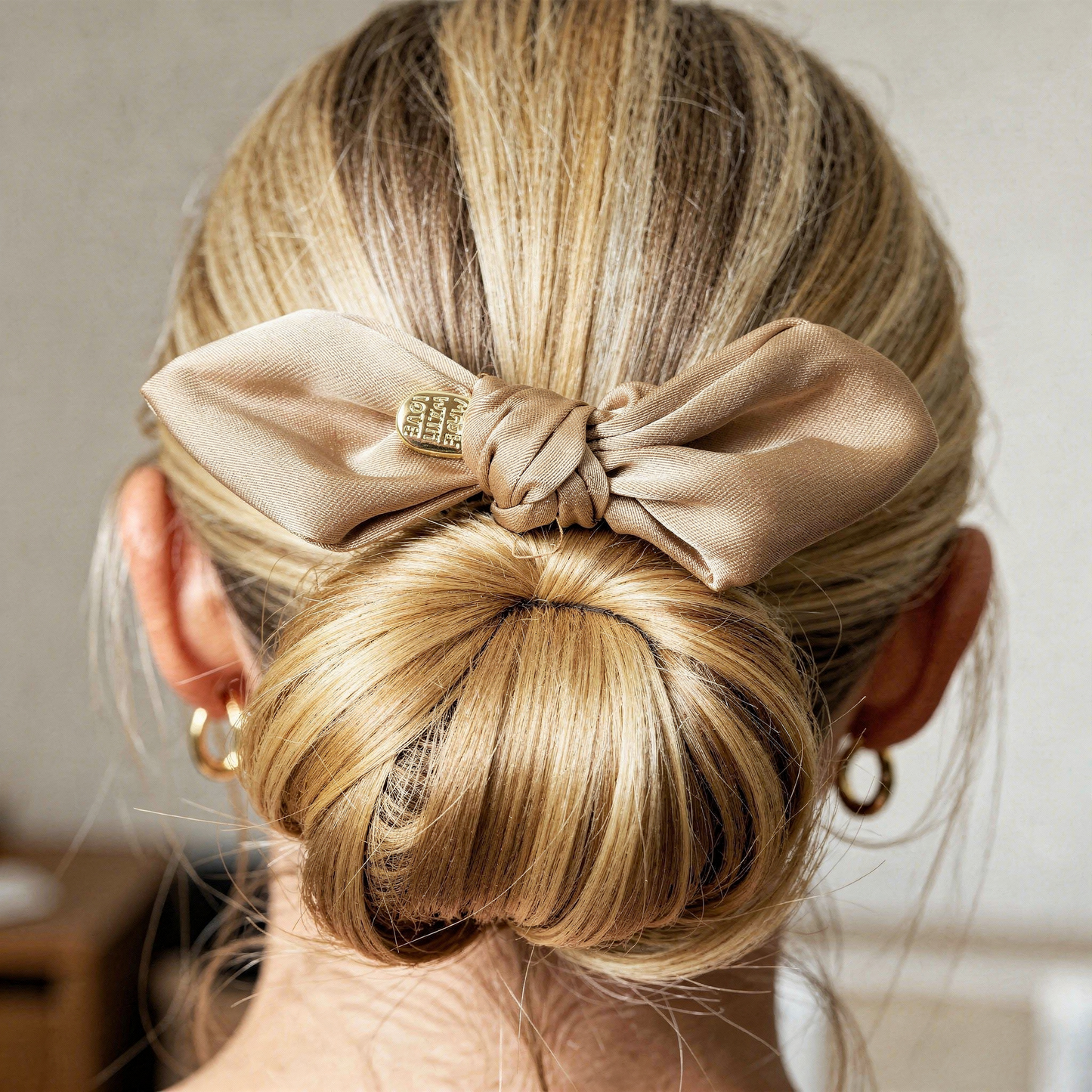 Scrunchie mit Schleife – Satin Haargummi in Beige