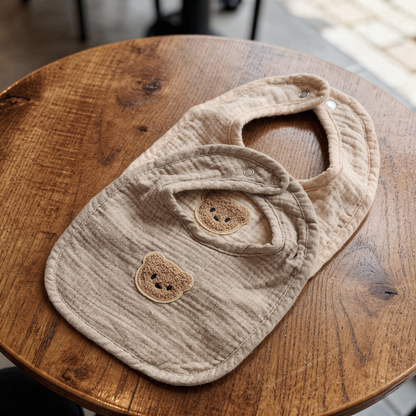 Baby Lätzchen aus Musselin – Weich & Saugfähig mit Teddy Motiv – Beige & Taupe